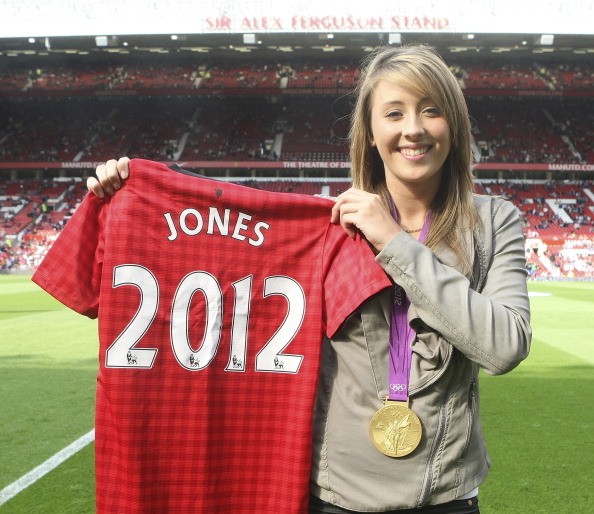 Jade Jones xuống sân chào cổ động viên ở Olf Trafford với áo đấu của Quỷ đỏ...